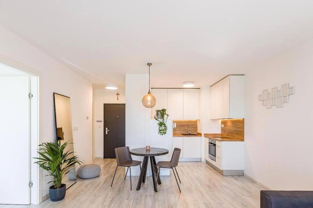 Urban Apartment With Possibility Of Parking Pressburg Exterior foto
